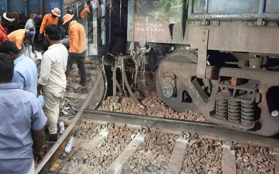Gajraula : गजरौला-कांकाठेर रेलवे स्टेशन से पहले मालगाड़ी दो हिस्सों में बंट गई