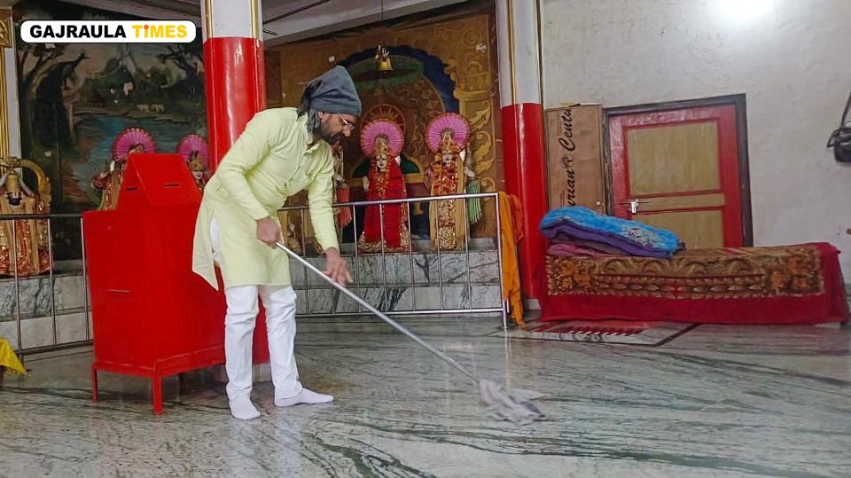 rajeev tarara gajraula is doing cleaning in shiv mandir at thana chauk
