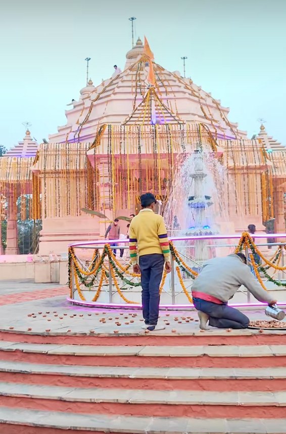 श्रीराम मंदिर में बना फुव्वारा आकर्षण का केंद्र है.